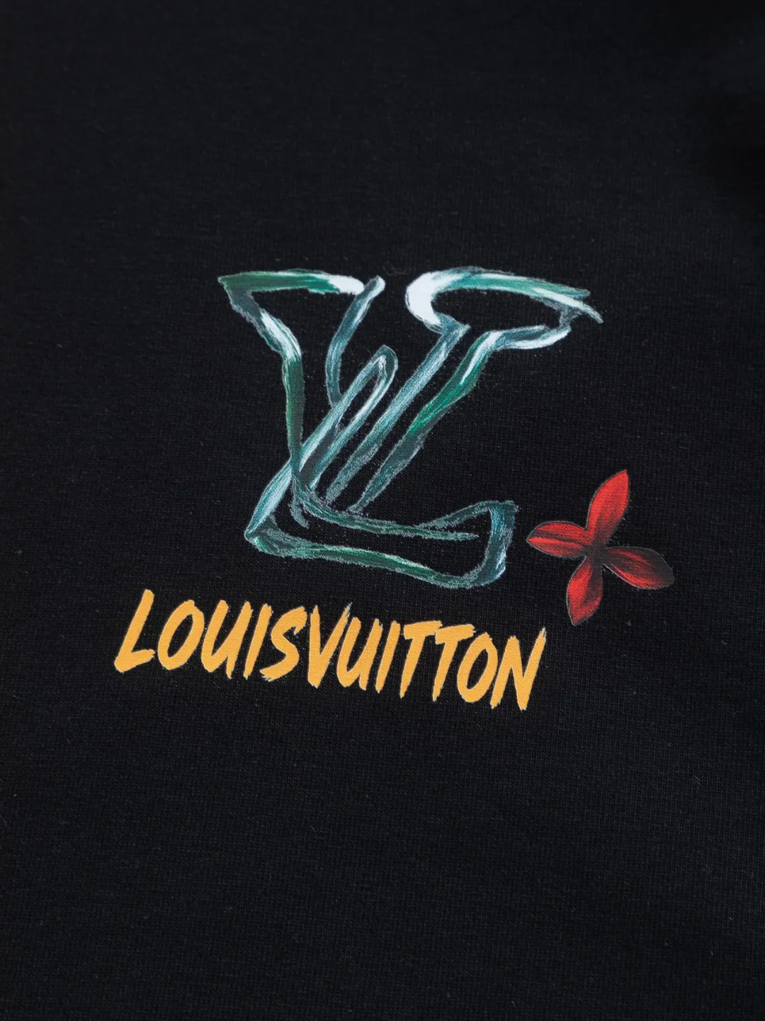 🅿️190 Louis Vuitton 1V LV lv slightly wide version S-XL LV 26ss new products are available at counters simultaneously. Multiple craftsmanship. Small graffiti letter logo on the chest + large graffiti letters logo printing on the back. Round neck short-sleeved T-shirt, same style for men and women! Consigned to one-to-one creation. Synchronized with the official website, pure cotton fabrics at the counter! It is close to the skin and comfortable, durable and easy to wear. It has a classic and simple logo design and meticulous original craftsmanship. Short-sleeves, a must-have item for men, do not appear to be the same for the general public, but must be unique and eye-catching. This LV short-sleeve is all about quality, comfort, the same shape and fashion as always, including fabrics and cutting techniques. All of them have been made with great effort! 320 grams of washed pure cotton fabric, pure cotton is breathable, very refreshing and comfortable for daily wear. The rib knitting on the neckline is smooth and tight, and the neckline will not be skewed if you toss it at will. The loose version, you will find that it looks really good on the upper body. The overall is minimalist and neat, super versatile for daily use! Pair it casually with a pair of pants for a youthful look. A T-shirt will make your outfit crazy. It is a fashionable item that can never go wrong! Color: Black White Size: S-XL Size chart: S: Shoulder width 50-Bust 56-Length 70 M: Shoulder width 52-Bust 57-Length 72 L: Shoulder width 54-Bust 59-Length 74 XL: Shoulder width 56-Bust 62-Length 76